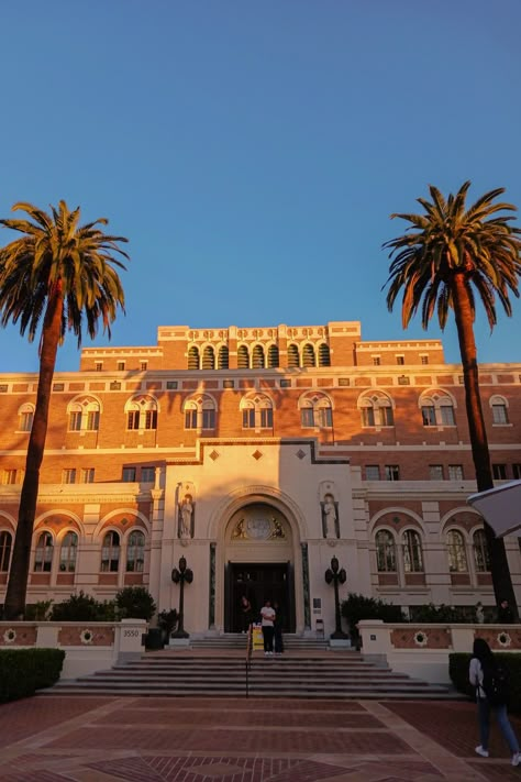 Usc Student Aesthetic, Usc Campus Aesthetic, University Of Southern California Aesthetic, Ucsb College Aesthetic, Ucsd Aesthetic, Usc Sorority, Usc Aesthetic, Usc Columbia, Usc Film School