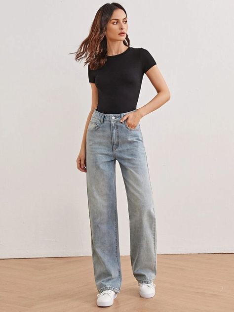 Vintage Hig Jeans, Women Straight Leg Jeans, Ootd Boyfriend Jeans, T Shirt High Waisted Jeans Outfit Ideas, Straight Jeans Styling, Outfit Jeans And Tshirt, How To Make Wide Leg Pants Straight Leg, Straight Jeans Women Outfit, Wide Leg Jeans And Tshirt Outfit