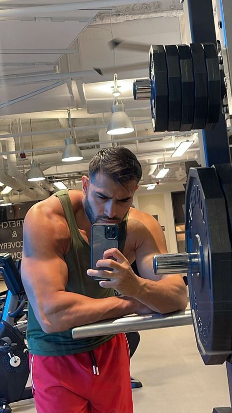 Gym Fits Men, Sam Asghari, Perfect Physique, Taking A Selfie, Gym Aesthetic, Men's Workout, Gym Fits, Workout Chart, Mens Workout Clothes