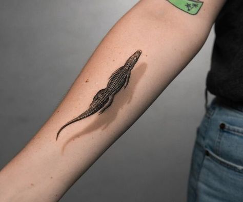 3D Crocodile On An Arm Optical Illusion Tattoo Illusion Tattoo, Alligator Tattoo, Crocodile Tattoo, Indian Feather Tattoos, Swimming Tattoo, Tattoo Art Ideas, Sick Tattoos, Butterfly Hand Tattoo, Optical Illusion Tattoos