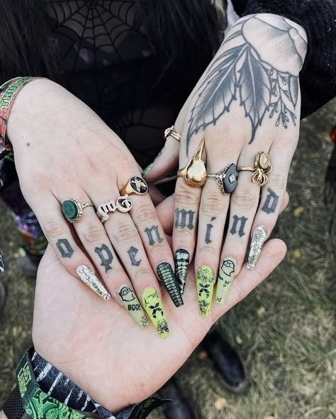 Flash Art Hand Tattoos, Knuckles Tattoos For Women, Finger Tattoos Quotes, Word Tattoos On Fingers, Gothic Lettering Finger Tattoo, Words For Finger Tattoos, Satanic Finger Tattoos, Girly Knuckle Tattoos, Make Hand Tattoos