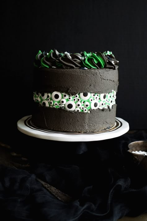 Green Velvet Cake, Fault Line Cakes, Spooky Halloween Cakes, Eyeball Halloween, Halloween Cake Ideas, Fault Line Cake, Black Frosting, Spooky Cake, Halloween Cake Decorating