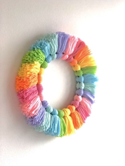 DIY Rainbow Tassel Wreath - Craft My World Tassel Wreath, Yarn Rug, Simpul Makrame, Baby Shower Wreath, Kraf Kertas, Rainbow Diy, Diy Rainbow, Rainbow Room, Diy Yarn Crafts