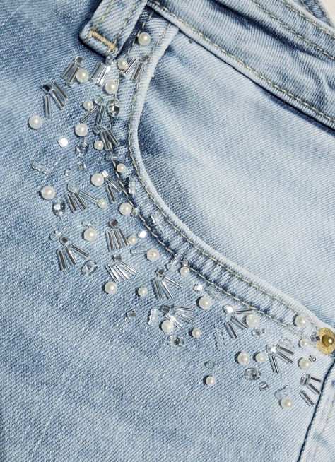 Beading On Jean Jackets, Jeans With Beads, Beaded Jeans Diy, Diy Jean Pockets Design, Diy Decorated Jeans, Beads On Jeans, Diy Bedazzled Jeans, Beads Jeans, Jeans With Jewels