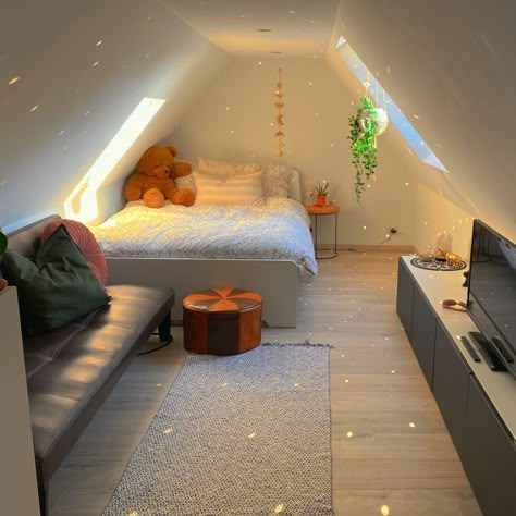 room Room Ideas In Attic, Bedroom Loft Aesthetic, Vaulted Room Decor, Bedrooms For Your Dr, Attic Aesthetic Bedroom, Attic Bedroom Designs Aesthetic, Cute Dr Bedrooms, Attic Room Aesthetic Cozy, Attic Room Decoration Ideas