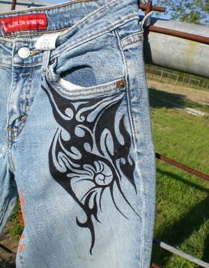 Y2k Jeans Drawing, Sewing Custom Clothing, Painting On Jeans Y2k, Y2k Jean Designs, Cybersigil Clothes, Baggy Jeans Design Ideas, Custom Painted Jeans Y2k, Blue Jeans Painting Ideas, Bleach Designs On Jeans Y2k