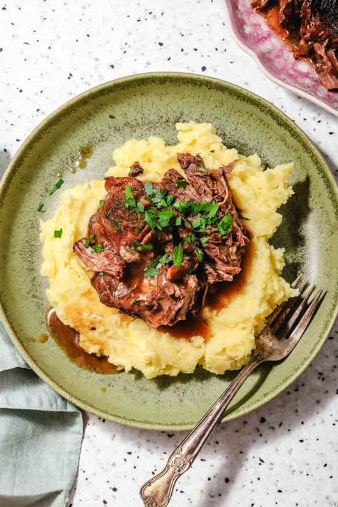 Oven Braised Chuck Roast (Easy & Fall Apart) Braised Chuck Roast, Ramadan Recipes Iftar, Easy Roast, Cuts Of Beef, Cauliflower Mashed Potatoes, Red Meat Recipes, Braised Short Ribs, Main Dish Salads, Beef Chuck