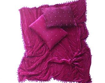 LuxuryCustomWorld on Etsy Dark Purple Quilt, Purple Bedding Aesthetic, Purple Bedroom Ideas For Women, Feminine Bedroom Elegant, Cushions On Bed, Goth Quilt, Jewel Tone Bedroom, Throw Blanket Green, Quilt Purple