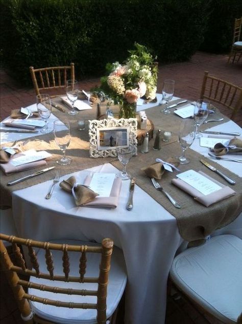 Round table runner ideas. X marks the spot for the centerpiece. #weddingdecor Burlap Table Decorations, Rehearsal Dinner Decorations, Deco Champetre, Wedding Table Designs, Rehearsal Dinner Ideas, Tafel Decor, Rustic Wedding Table, Table Runners Wedding, Dinner Decoration