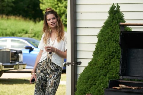 Layered necklaces and printed pants may scream beach vacation, but Alexis threw them on for a day around town. Schitts Creek Costume, Alexis Outfits, Alexis Rose Outfits, Athletic Grunge, Hippie Chic Outfits, Monica Rachel, Annie Murphy, Schitt Creek, Eugene Levy