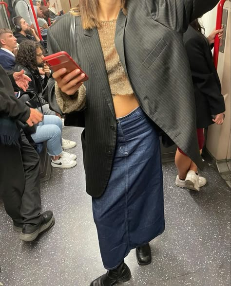 Denim Skirt Black, Central Line, Leather Boots Black, Mode Hippie, Paris Mode, Striped Blazer, Mode Inspo, Black Shoulder Bag, Blazer Outfits