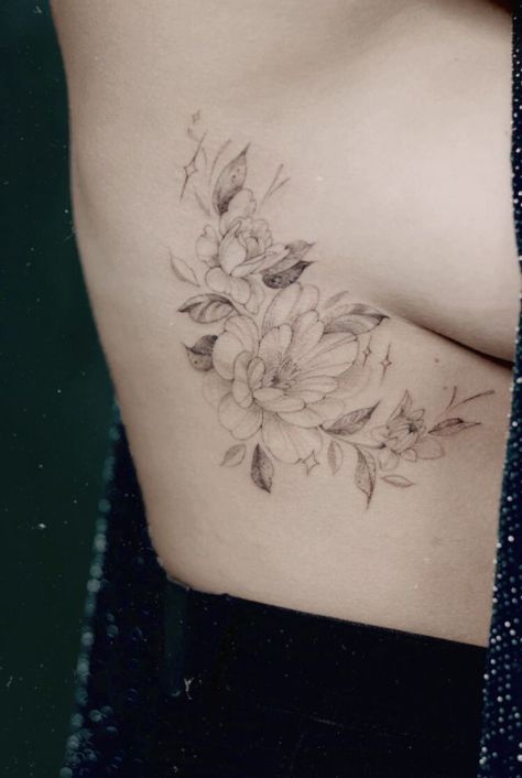 X Ray Tattoo, K Tattoos, Flower Tattoo On Ribs, Tattoos On Side Ribs, Underboob Tattoo Designs, Ray Tattoo, Rib Tattoos For Women, Feminine Tattoo Sleeves, K Tattoo