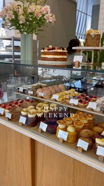 Cafe Desserts Display, Cafe Cookies Display, Bakery Cake Display, Pastry Case Aesthetic, Cafe Cake Display Ideas, Pastry Case Coffee Shop, Coffee Shop Pastry Display, Pastry Store Design, Cafe Pastry Display