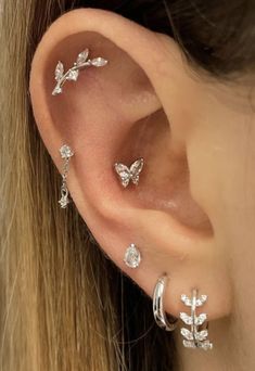 Creative Earrings, Tragus Daith, Types Of Ear Piercings, Ear Piercings Helix, Helix Piercing Jewelry, Pretty Ear Piercings, Cool Ear Piercings, Cartilage Jewelry, Geeky Girls