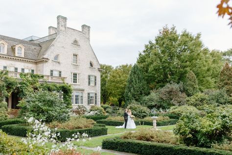 13 Romantic New York Garden Wedding Venues | See Prices Blithewold Mansion Wedding, New York Garden, New York Mansion, Museum Wedding Venues, Garden Wedding Venues, Fairy Tale Romance, Mansion Wedding Venues, Mansion Weddings, Ny Wedding Venues