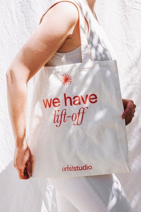 Business Merchandise Ideas, Print Shop Branding, Custom Retail Bags, Branding Merchandise, Friendly Branding, Delivery Illustration, Bag Branding, Bags Branding, Geoje