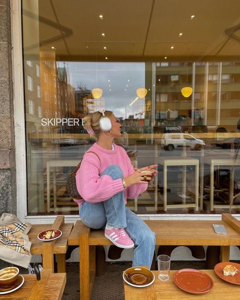 Colorful Sneakers Outfit, Pink Sambas, Pink Sneakers Outfit, Pink Shoes Outfit, Adidas Gazelle Pink, Pink Sweater Outfit, Pink Gazelles, Adidas Gazelle Outfit, Looks Adidas