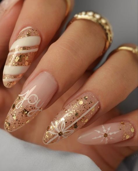 Festive Gold Nails, Christmas Gold Nails Art Designs, Gold White Christmas Nails, Winter Nye Nails, Gold Christmas Nails Glitter, Gold December Nails, New Year Nails Ideas 2024, December Nails Gold, Gold Christmas Nail Art