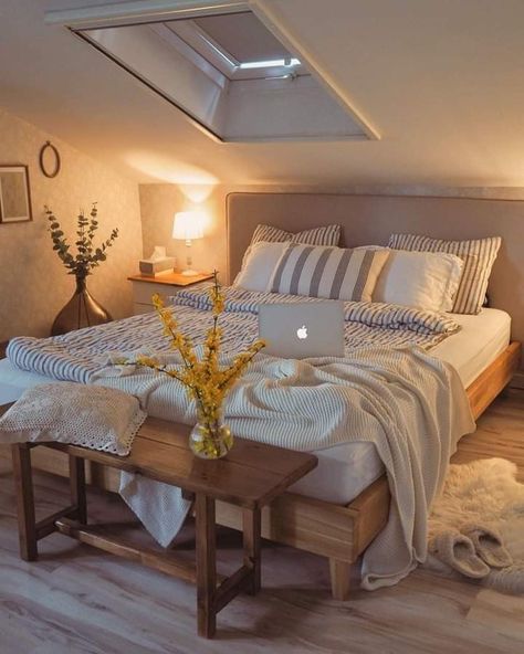 Decorating Sloped Ceilings Bedroom Ideas, Bedroom In Eaves, Bedroom Ideas For Small Rooms With Slanted Ceilings, Guest Bedroom Attic, Small Bedroom With Sloped Ceiling, Attic Guest Room Ideas, Cosy Attic Bedroom, Attic Guest Room Sloped Ceiling, Bedroom With Eaves