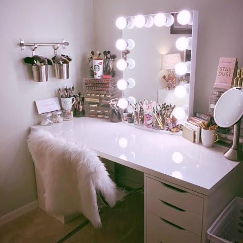 Makeup Room Decor, Vanity Room, Glam Room, Makeup Rooms, Vanity Ideas, Teen Room Decor, White Vanity, Teen Bedroom Decor, Girl Bedroom Decor