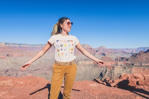 If you’re wondering what to wear to the Grand Canyon, read on! This is your ultimate guide to Grand Canyon fashion -- so you can plan the perfect outfits! Grand Canyon Outfit Ideas, Hiking Outfit Grand Canyon, What To Wear To The Grand Canyon, What To Wear To Antelope Canyon, Grand Canyon Outfit Fall, Grand Canyon Vacation Outfits, Outfits For Grand Canyon, Grand Canyon Hiking Outfit, Southwest Outfits Women