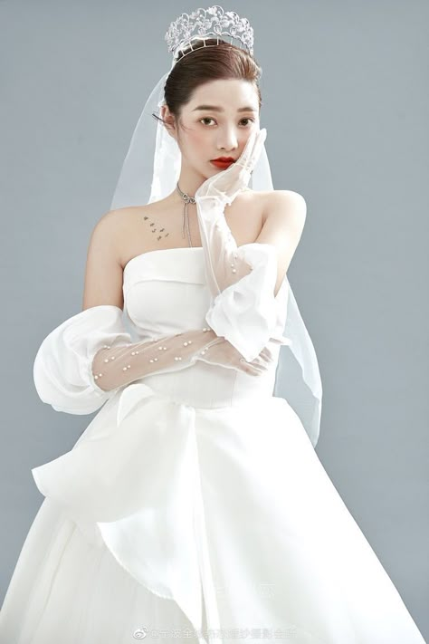 Wedding Dress Model Poses, Bride Shot, Wedding Korea, Wedding Drawing, Wedding Photo Studio, Bride Portraits, Asian Bride, Photo Wedding, Wedding Poses