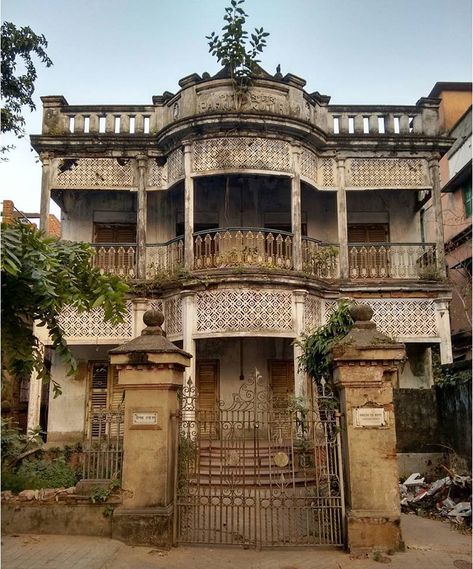 Hyderabad Houses, Indian Architecture Homes, Kolkata Houses, Home Makeover Exterior, Home Ideas Exterior, Traditional Indian Houses, Exterior Home Makeover, Old House Design, Indian House Exterior Design