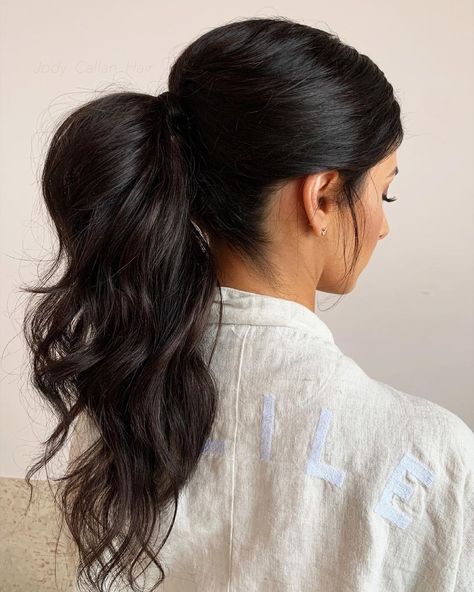 Jody Callan Hair on Instagram: “Mid ponytail 🤍 Middle part no face framing just little wispies for this textured wavy ponytail - yes hair extensions were added for a…” Ponytail Middle Part, Mid Ponytail, Hairstyles For All Hair Types, Wedding Ponytail, Slick Ponytail, High Ponytail Hairstyles, Ponytail Updo, Banana Hair Clips, Wavy Ponytail