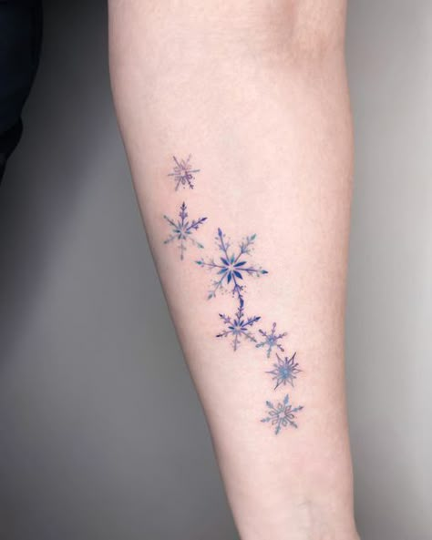 도준 / Dojun on Instagram: ": Snowflake Done at @chronicink #snowflaketattoo #snowtattoo #torontotattoo #koreantattooartist" Small Snowflake Tattoo, Frozen Tattoo, Ice Tattoo, Snowflake Tattoos, Snowflake Tattoo, Winter Tattoo, Snow Tattoo, Korean Tattoo Artist, Snow Flake Tattoo