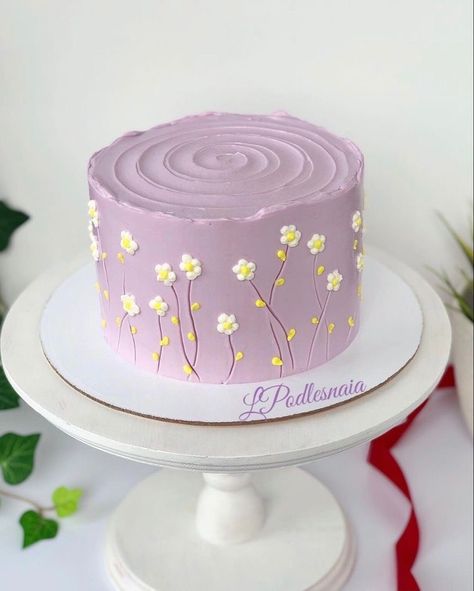 Simple Beautiful Cake Design, 2 In 1 Cake Design, Simple Cute Cake Designs, Modern Buttercream Cake Design, Cute Simple Cake Designs, Simple Bday Cakes, Cake Designs Fondant, Simple Design Cake, Kue Simple