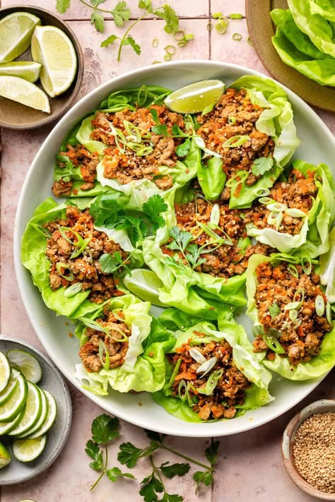 Make these ground turkey lettuce wraps in minutes for a healthy high-protein recipe perfect for serving as an appetizer or main course! Asian Chicken Recipes Easy, Salat Wraps, Asian Chicken Lettuce Wraps, Asian Lettuce Wraps, Asian Chicken Recipes, Lettuce Wrap Recipes, Resep Diet, Chicken Lettuce Wraps, Idee Pasto Sano