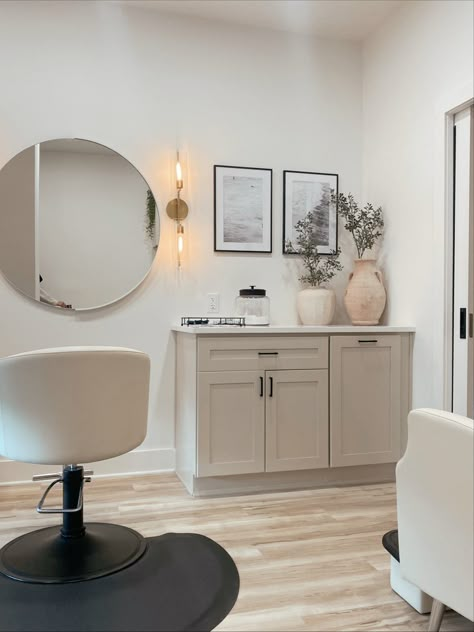 NC neutral salon suite decor design Hair Salon Room Divider Ideas, Cute Salon Studio Ideas, Small Basement Salon Ideas, Luxurious Beauty Salon, Mini Salon Suite Ideas, Salon Suite Furniture, Salon Suite Lighting Ideas, Hairdressing Salon Aesthetic, Relaxing Salon Decor