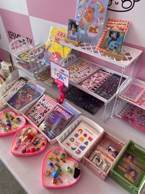 Booth Inspo Aesthetic, Kpop Vendor Booth, Aesthetic Booth Design, Pop Up Market Display Ideas Jewelry, Anime Convention Aesthetic, Convention Booth Ideas, Pop Up Stand Ideas, Pop Up Booth Display Ideas, Bazar Aesthetic