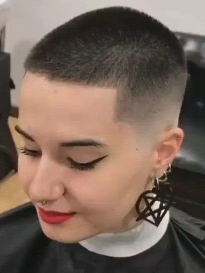 Cool Short hair styles Edgy Female Haircut, Womens Buzzcut Fade, Buzzcut Woman, Cool Short Hair Styles, Crew Cut Women, Cool Short Hair, Pixies Haircut, Hairstyle 2023, Buzz Cut Hairstyles