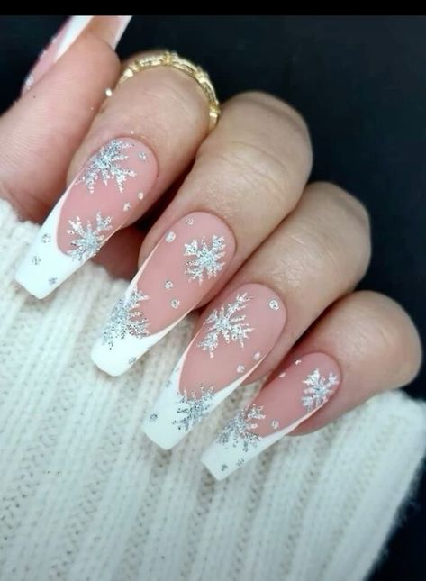 White Christmas Nail Designs Snow Flake, Winter Snow Nail Designs, December Nails 2023, Pink White Christmas Nails, White Tip Christmas Nails, Christmas Nails Winter White, White Nails With Snowflakes, White Nails Design Ideas, White Winter Nails Acrylic