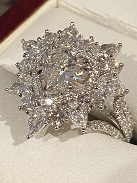 Rich People Wedding Rings, Expensive Jewelry Luxury Rings, Luxury Wedding Ring, Most Expensive Engagement Ring, Big Diamond Ring, Expensive Engagement Rings, Big Wedding Rings, Royal Rings, Big Engagement Rings