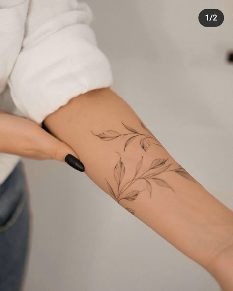 Wrap Around Wrist Tattoos, Wrap Around Tattoo, Around Arm Tattoo, Wrap Tattoo, Muster Tattoos, Forearm Tattoo Women, Classy Tattoos, Discreet Tattoos, Dainty Tattoos