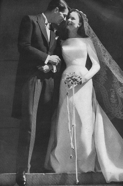 1950s Wedding, Vintage Wedding Photos, Dresses Classy, Dress Backless, Dress Flowy, Lace Veils, Wedding Gowns Vintage, Lace Mermaid, Vintage Bride