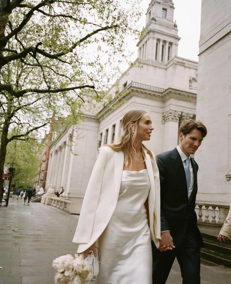 Clean Wedding Dress, Winter Engagement Photos Outfits, Courthouse Wedding Photos, Courthouse Wedding Dress, Wedding Photo Studio, Marriage Photos, Civil Wedding Dresses, Modern Wedding Photography, Winter Bride