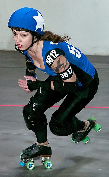 Roller Derby Aesthetic, Roller Derby Costume, Roller Derby Girls, Dangerous Sports, Kids Roller Skates, Derby Outfits, Derby Girl, Action Pose Reference, Roller Skaters