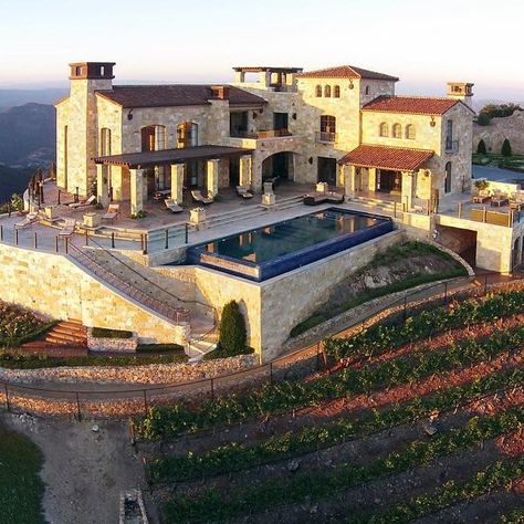 Malibu Rocky Oaks Vineyard Mexican Villa House, Mexican Patio Hacienda Style, Mexican Villa, Ideas De Piscina, Classic Mansion, Malibu Rocky Oaks, Vineyard House, Mexican House, Luxury Exterior