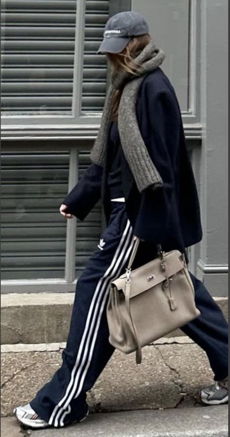 Looks Adidas, Track Pants Outfit, Look Adidas, Walking Down The Street, Look Retro, Looks Party, Mode Casual, Adidas Outfit, Looks Street Style