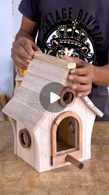 DIY wooden bird feeder Bird Houses Ideas Diy Wood, Cedar Birdhouse Plans, Birdhouse Diy Ideas, Wooden Bird House Painting Ideas, Wooden Bird Feeders Diy, Bird Feeder Plans Free, Easy Bird Houses To Make, Bird Feeder Station Ideas Diy, Birdhouse Diy Plans