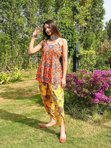 Printed Dhoti With Kurti, Dhoti And Short Kurti, Short Kurti With Dhoti Salwar, Garba Dhoti Dress, Garba Outfit Dhoti, Short Kurti And Dhoti Pants, Dhoti Kurta Women Indian Outfits, Styling Dhoti Pants, Short Kurta With Dhoti Pants