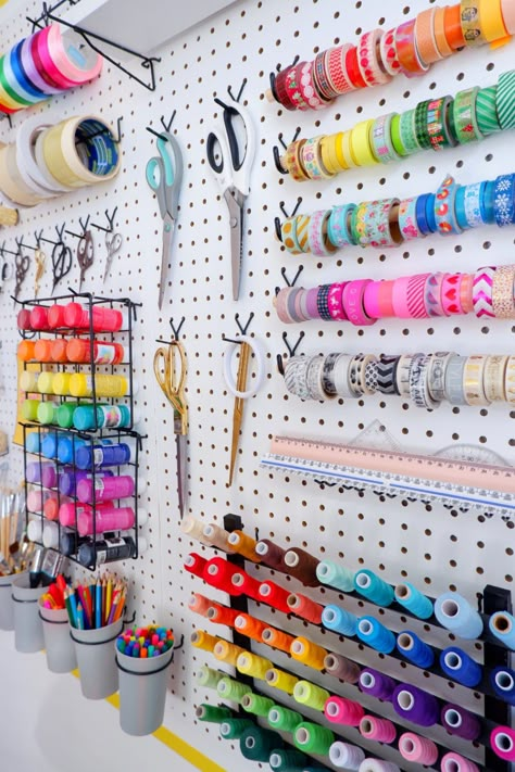 Diy Shop Decoration Ideas, Craft Room Accessories, Craft Room Accent Wall Ideas, Sewing Store Design, Craftroom Pegboard Organization, Peg Board Embroidery Organization, Craft Shop Ideas, Sewing Wall Organizer, Colorful Pegboard