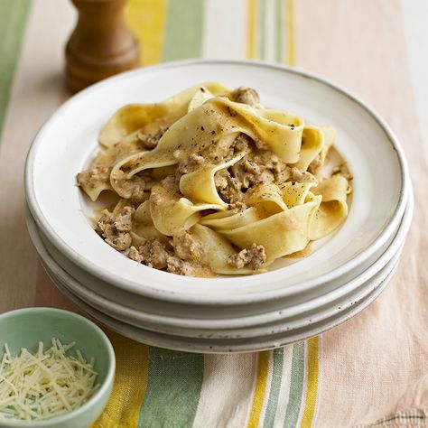 Enjoy a tasty and delicious meal in 20. Learn how to make Sausage, lemon & sage pappardelle and get the Smartpoints of the recipes. White Bolognese, Recipes With Mascarpone Cheese, Traditional Bolognese, Make Sausage, Mascarpone Recipes, Pork Ragu, Bolognese Sauce Recipe, Lemon Chicken Pasta, Weight Watchers Recipe