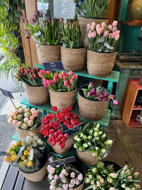 Outdoor Flower Shop, Farmers Market Mood Board, Bouquet Display, Flower Booth Farmers Market, Farmers Market Floral Display, Flower Farmers Market, Flower Market Stall, Market Flowers, Flowerist Shop Aesthetic