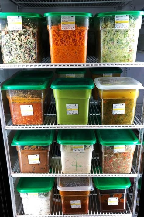 Restaurant Food Storage, Chef Kitchen Organization, Professional Kitchen Organization, Cloud Kitchen Ideas, Restaurant Storage Organization, Cambro Food Storage, Cambro Containers, Commercial Kitchen Organization, Restaurant Kitchen Organization