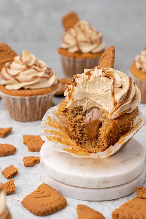 Biscoff Cupcakes with Biscoff Buttercream (VIDEO) - Spatula Desserts Filled Cupcake Recipes, Spatula Desserts, Biscoff Buttercream, Biscoff Cupcakes, Speculoos Cookie Butter, Biscoff Cake, Biscoff Recipes, Xmas Desserts, Biscoff Cookie Butter