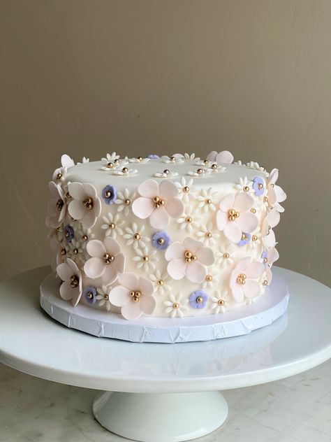 Pretty 1st Birthday Cakes, Fondant Cakes Flowers, Pastel Flowers Cake, Flower Covered Cake, Aesthetic Fondant Cakes, Fondant Floral Cake, Fondant Designs Decoration, Fondant Flower Cake Designs, Cake Decorating With Fondant Flowers